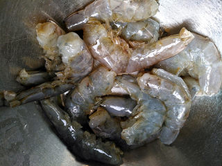 4、海鲜粥,将鲜虾洗干净，去头掐尾，去除虾线