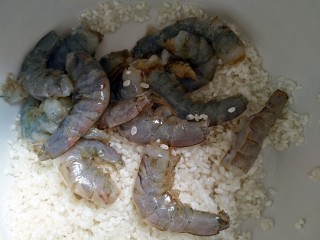 5、海鲜粥,放入砂锅