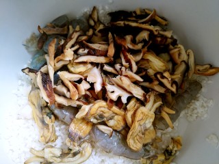 8、海鲜粥,放入砂锅