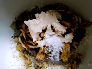 9、海鲜粥,加入适量猪油和盐