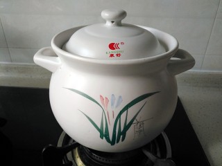 11、海鲜粥,将砂锅放上燃气灶