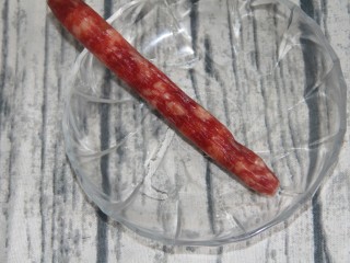 1、腊肠香菇咸鸭蛋炒饭,准备一根腊肠