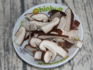 5、腊肠香菇咸鸭蛋炒饭,香菇也切成块