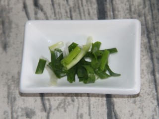 7、腊肠香菇咸鸭蛋炒饭,切点葱花