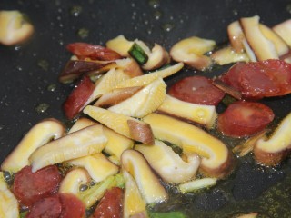11、腊肠香菇咸鸭蛋炒饭,再放香菇炒