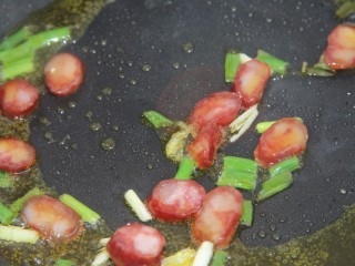 10、腊肠香菇咸鸭蛋炒饭,放入腊肠炒