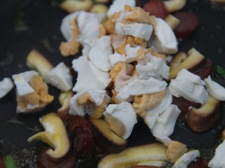 12、腊肠香菇咸鸭蛋炒饭,再放入咸鸭蛋