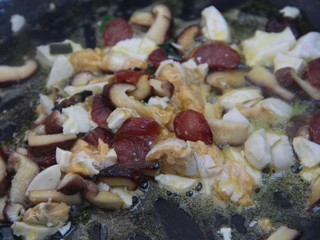 13、腊肠香菇咸鸭蛋炒饭,炒匀