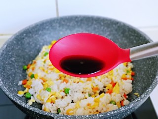 12、小熊便当套餐,加入生抽提鲜，翻炒至米饭粒粒分明。