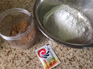 1、红糖馒头,准备好食材，红糖、酵母、还有面粉；