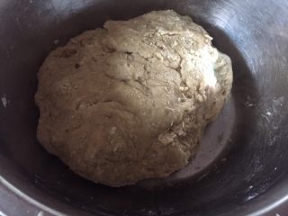 6、红糖馒头,揉成光滑的面团；