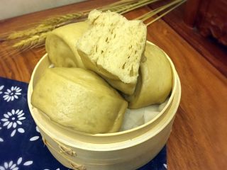 16、红糖馒头,趁热，出锅，松软、香甜的红糖馒头就可以吃了；