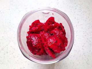 2、火龙果薄荷气泡水,将火龙果肉全部放入榨汁机内