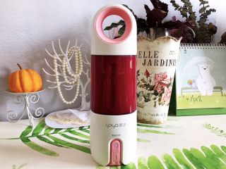 3、火龙果薄荷气泡水,盖上榨汁机盖子，拧到合适位置，双击启动，榨汁机开始工作，由于火龙果非常多汁，所以我们不需要添加饮用水