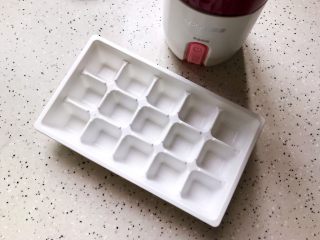 4、火龙果薄荷气泡水,取一个冰格，最好事先用滚水煮一下消一下毒