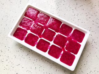 5、火龙果薄荷气泡水,然后倒入火龙果泥，然后放入冰箱冷冻（不是冷藏哦）