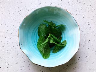 6、火龙果薄荷气泡水,这期间我们准备好一些可食用的薄荷，清洗干净