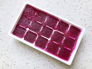 8、火龙果薄荷气泡水,待火龙果凝固结成冰块之后取出