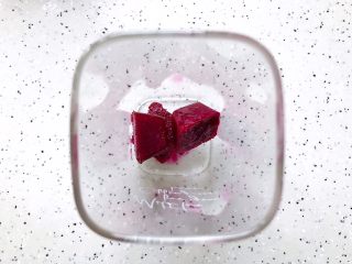 11、火龙果薄荷气泡水,放入两三块火龙果冰块