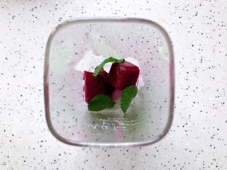 12、火龙果薄荷气泡水,再放入几片薄荷