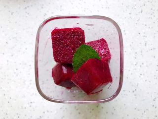 14、火龙果薄荷气泡水,再放几片薄荷，直至堆积至杯子的八分高处