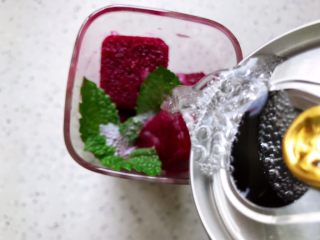 15、火龙果薄荷气泡水,倒入气泡水