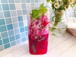 16、火龙果薄荷气泡水,气泡水要慢慢的倒哦，不然会一下子溢出来的