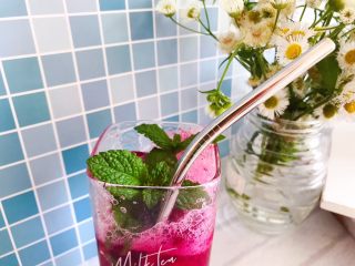 18、火龙果薄荷气泡水,插上吸管，我们的这一份火龙果薄荷气泡水就完成了，是不是很简单啊