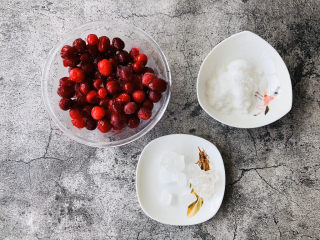 1、蔓越莓大果粒,先把需要的食材提前称重准备好。