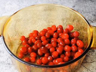 3、蔓越莓大果粒,沥干水分倒入玻璃锅。