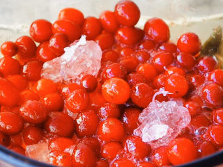 5、蔓越莓大果粒,最小火先慢慢熬出蔓越莓汤汁。