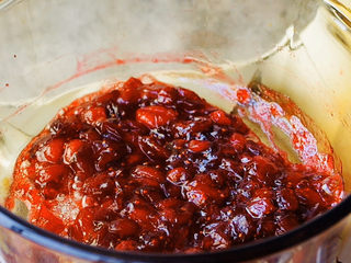 7、蔓越莓大果粒,熬制蔓越莓汤汁变浓稠时即可关火。
