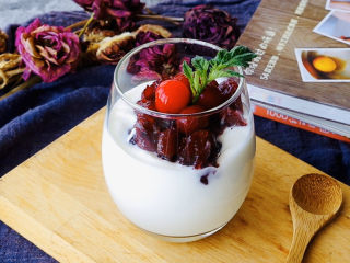 11、蔓越莓大果粒,一款好吃又好看的蔓越莓酸奶大果粒就完成啦。