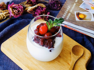 10、蔓越莓大果粒,最后在放几粒蔓越莓果粒跟薄荷叶用来装饰。