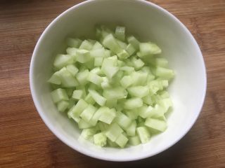 4、花样蛋包饭,去皮切丁