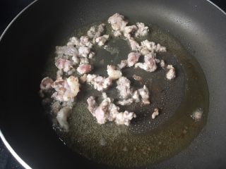 7、花样蛋包饭,锅里放盐虾肉炒熟