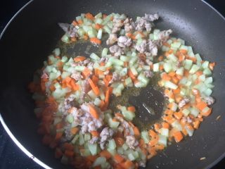 9、花样蛋包饭,下黄瓜炒软