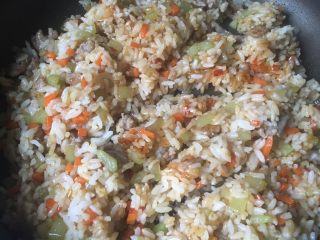 12、花样蛋包饭,加一点酱油就OK了,备用