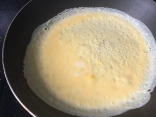 15、花样蛋包饭,准备一个不粘锅,锅先烧热,可加油可不加,然后一手倒蛋液,一手转锅,让蛋液均匀铺满锅