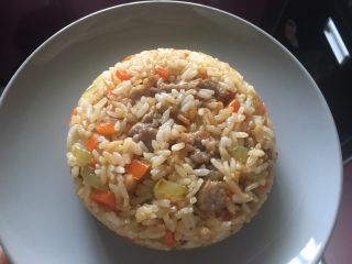 17、花样蛋包饭,米饭装碗倒扣盘子里