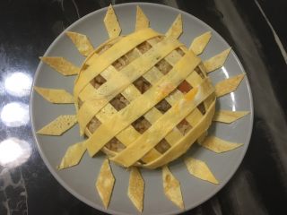 18、花样蛋包饭,一条一条交叉摆,就是横排竖排,边上切小片摆花边