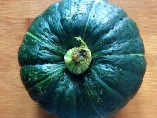 1、贝贝南瓜坚果饮,先准备好贝贝南瓜。