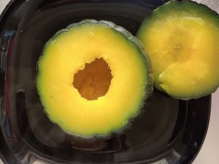 4、贝贝南瓜坚果饮,南瓜蒸好了，放凉取出。