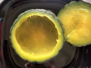 6、贝贝南瓜坚果饮,南瓜外壳做碗待用。