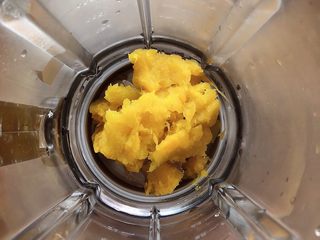 8、贝贝南瓜坚果饮,将南瓜肉放入破壁机中。