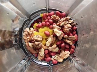 9、贝贝南瓜坚果饮,再加入干果核桃和花生仁。