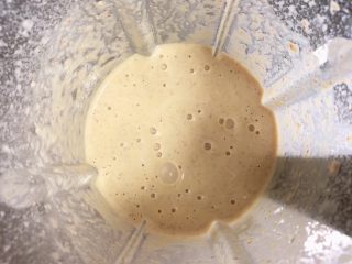 12、贝贝南瓜坚果饮,细腻的坚果奶糊就做好了。