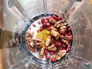 10、贝贝南瓜坚果饮,再加入牛奶、蜂蜜。