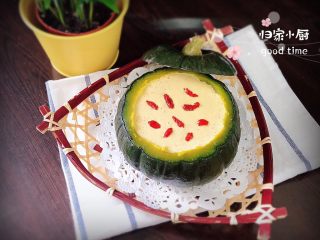 13、贝贝南瓜坚果饮,倒入到蒸好的南瓜壳中，点上几颗枸杞子点缀。