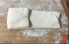 6、原味香酥饼 ,将饼翻转过来,接头朝下,擀成长方形的饼,上下折叠,再左右折叠